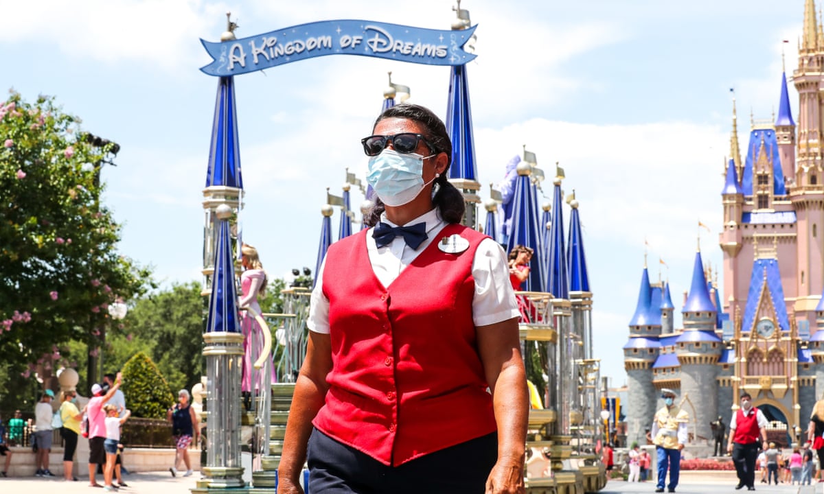 Trabajadores de Disney celebran nuevo salario mínimo de $15 la hora