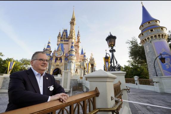 Trabajadores que nunca se fueron de Disney World en 50 años