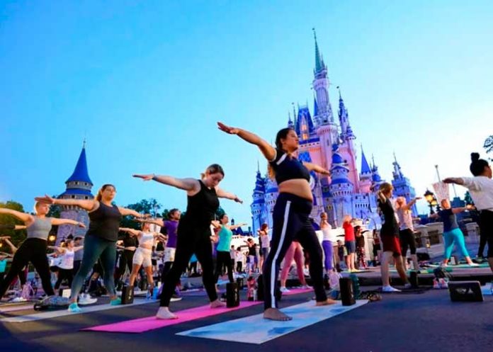Miles celebran el Día Internacional del Yoga en Disney