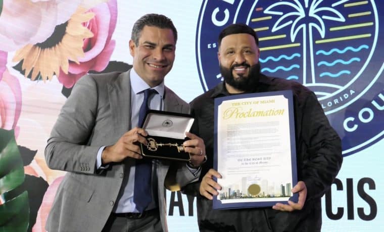 Alcalde Suarez entregó llaves de la ciudad a DJ Khaled