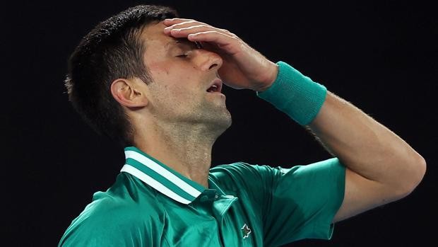 Australia detiene a Djokovic mientras espera audiencia por la visa