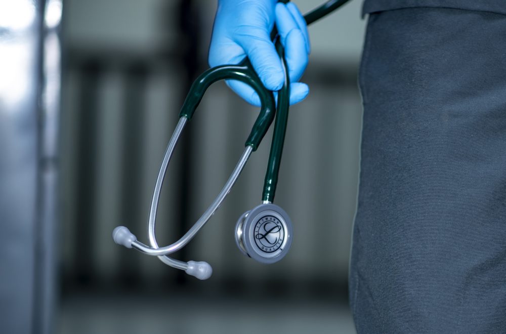 Médicos y aseguradoras podrán negar atención a pacientes: Florida discute polémica ley