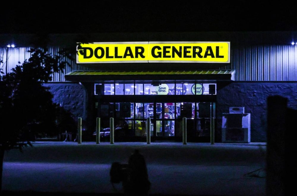 Compradora despistada ingresó a Dollar General cerrado y pasó el susto de su vida