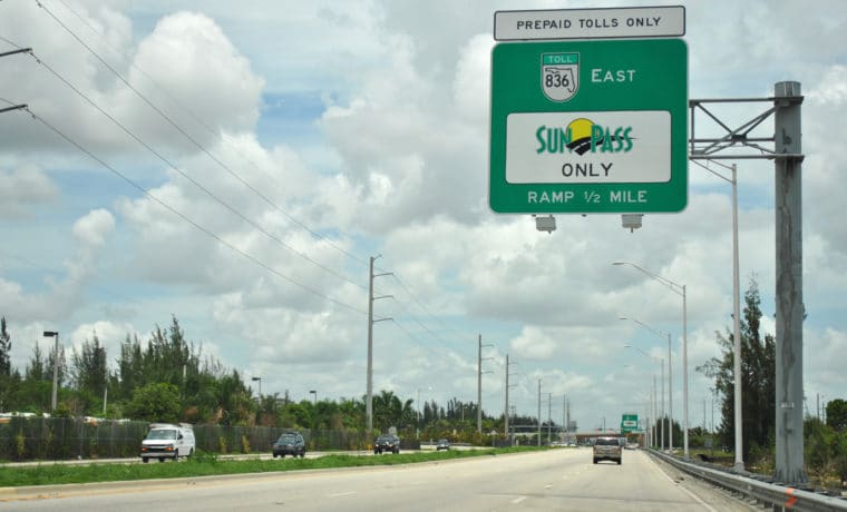 Mujer saltó desde auto en plena autopista de Miami: Víctima de tráfico humano