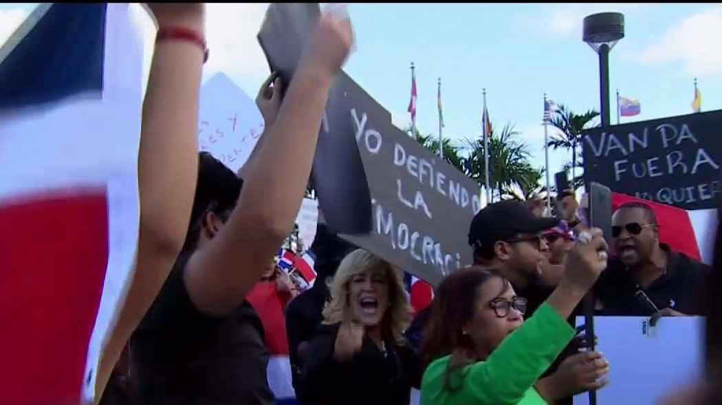 Por suspensión de elecciones: Dominicanos protestaron en el centro de Miami