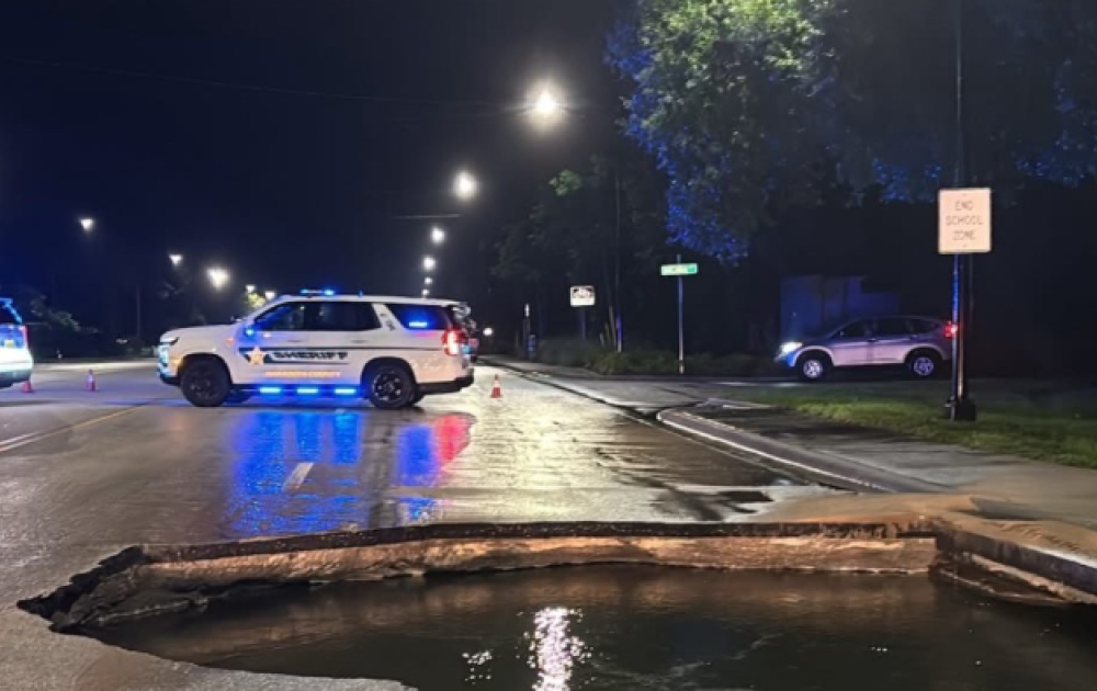 Terror en Sarasota: corriente arrastra a niño dentro del sistema de drenaje