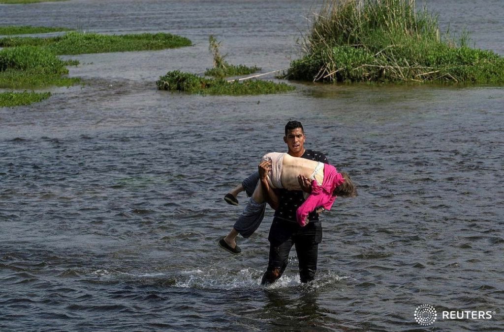 ¡Desgarrador! Anciana cruzó el Río Grande en brazos de un inmigrante venezolano