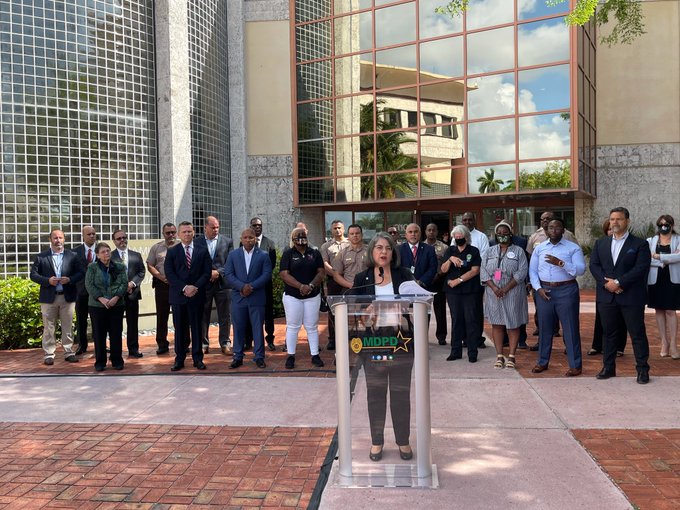 Alcaldesa de Miami-Dade pidió ayuda a la localidad para capturar a los responsables de recientes tiroteos