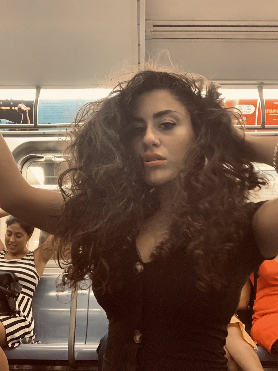 “Je$$” la chica que grabaron haciéndose selfies en el metro de Nueva York y se hizo viral