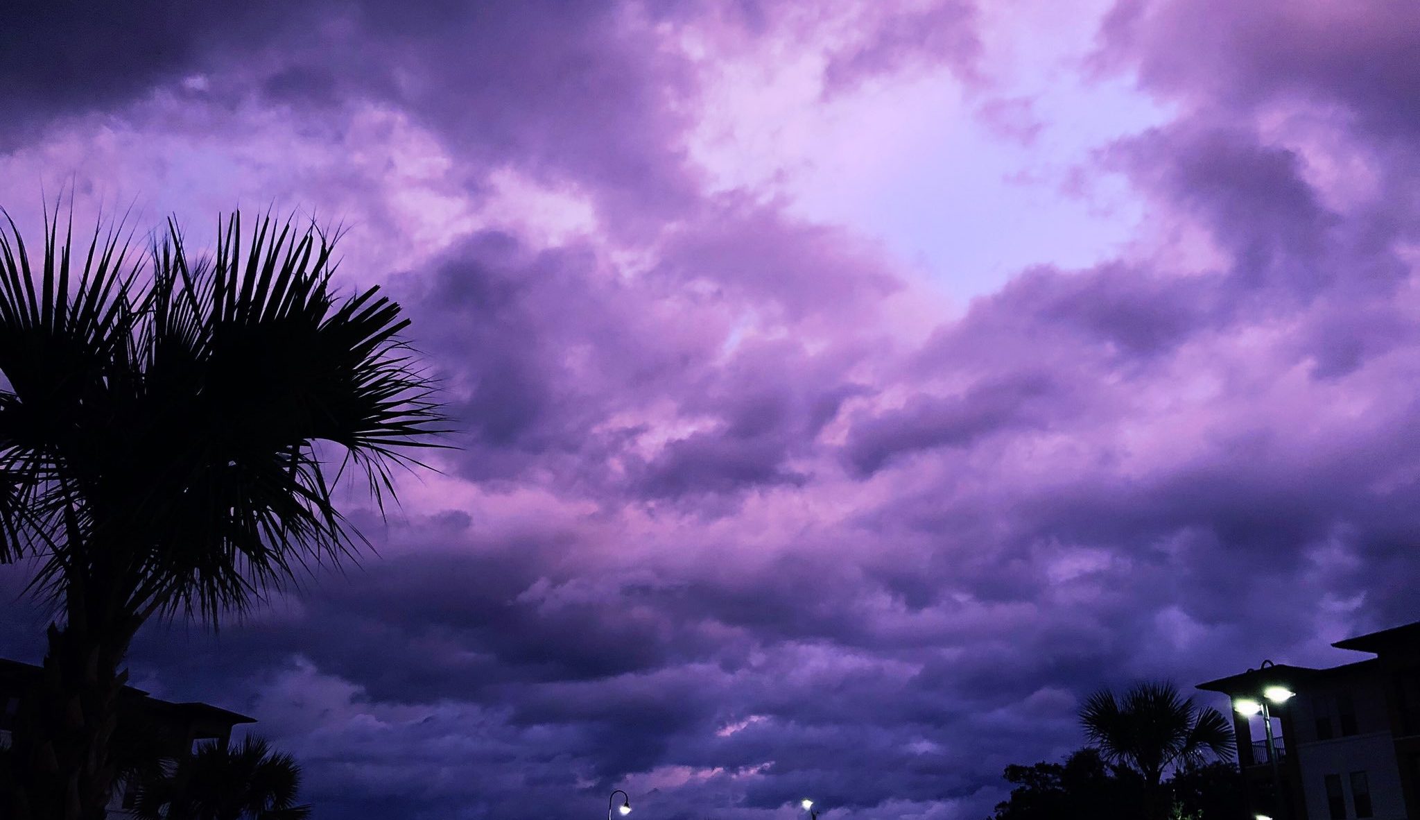 Reportaron que el cielo en Jacksonville se tornó púrpura tras el paso de Dorian cerca de Florida