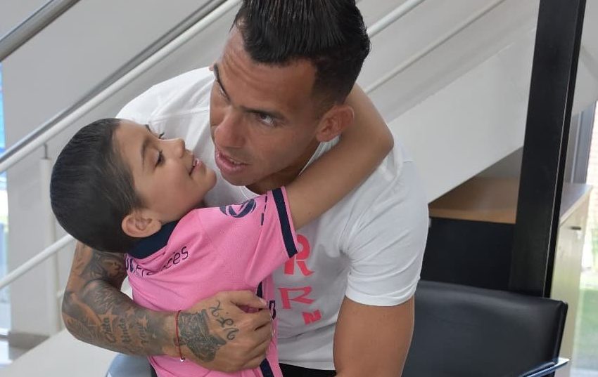 No se pierda la hermosa reacción de una niña que superó el cáncer al ver a su ídolo Carlos Tévez