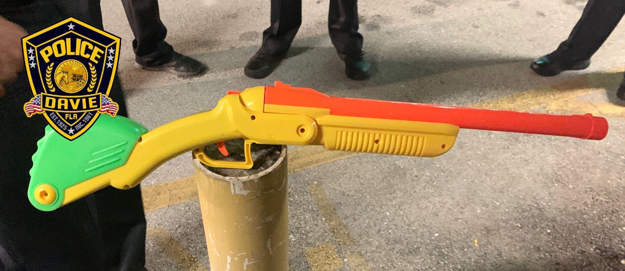 Un hombre con un rifle de plástico causó temor en tres universidades de Florida (+Foto)