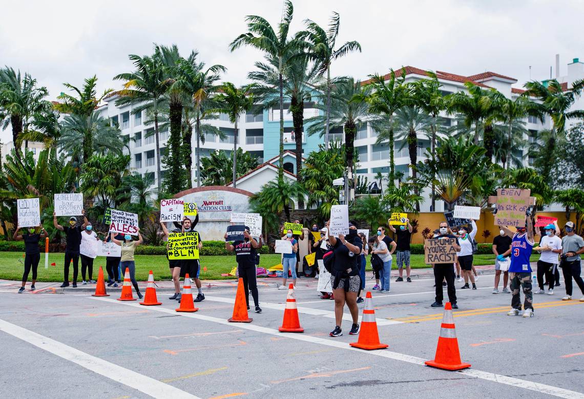 Decenas de manifestantes contra el racismo marcharon hasta el lujoso Resort de Trump en el Doral