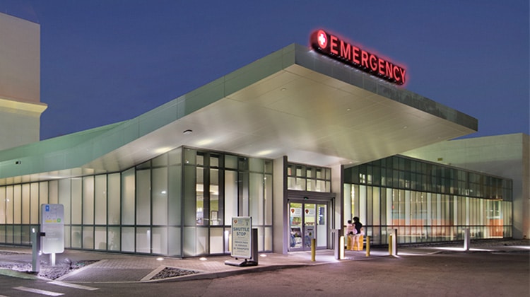 Autoridades sanitarias en alerta por amenaza de “triplepandemia” en EEUU