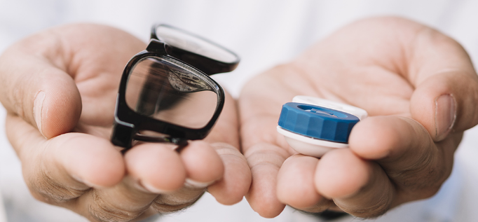 ¿Espejuelos o lentes de contacto?