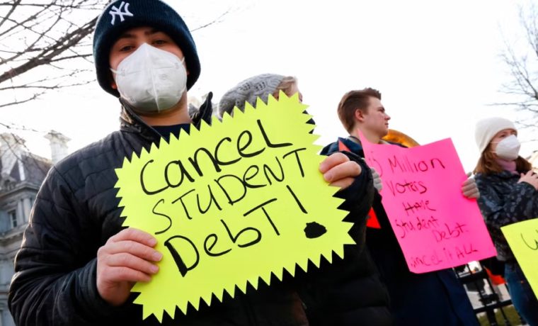 Biden aprueba la solicitud de condonación de deuda estudiantil