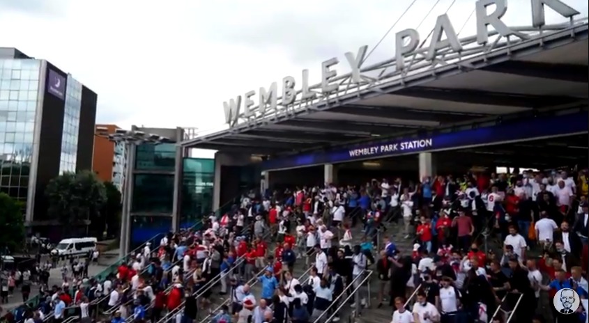 Eurocopa 2020: Descontrol en Wembley con multitudes intentando colarse en el estadio