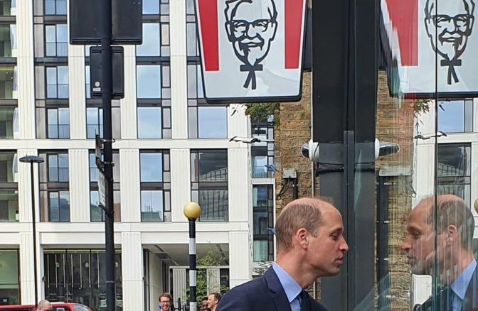 El  príncipe William sorprende a clientes de un KFC +Foto