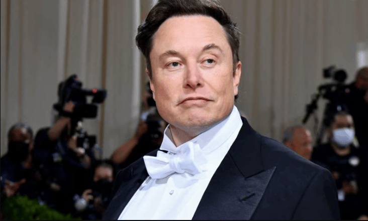 Elon Musk estremece las redes al anunciar que comprará el Manchester United