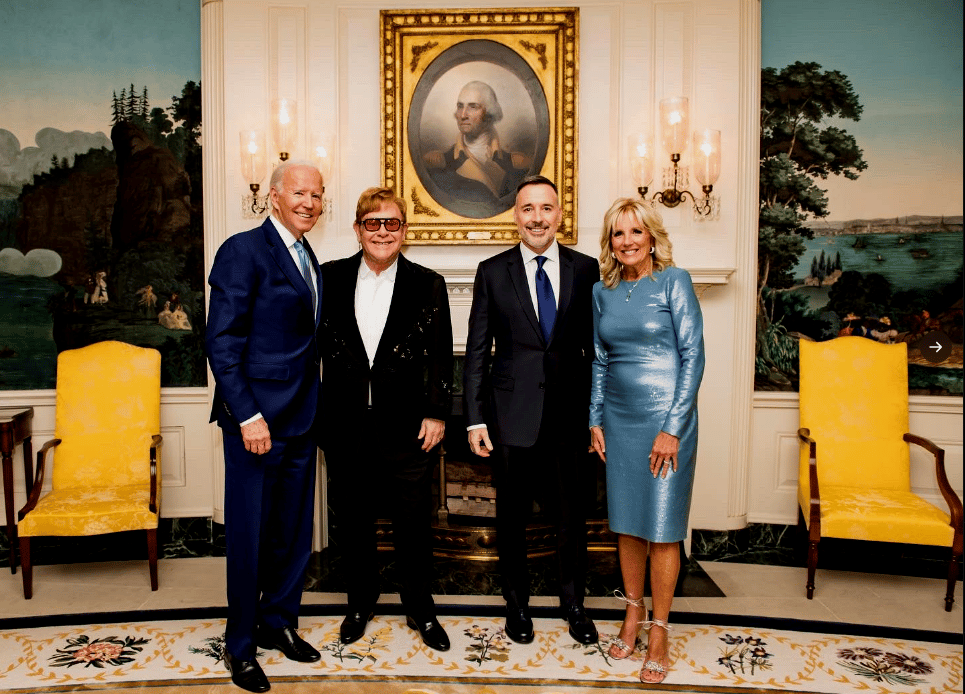 Biden homenajea a Elton John en la Casa Blanca