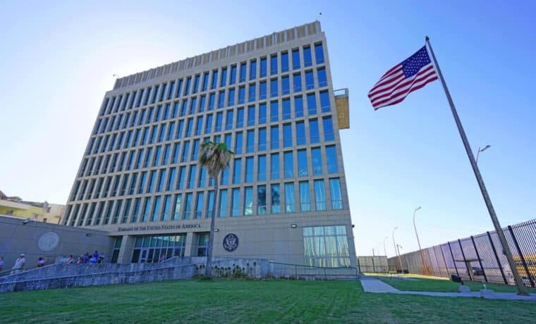 Embajada de EE.UU en Cuba anunció que solo recibirá pagos en dólares