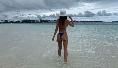 Mira el picante bronceado de Emily Ratajkowski en la playa (Fotos)