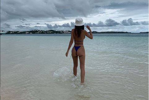 Emily Ratajkowski mostró su trasero con este mini bikini en las Maldivas (Fotos)