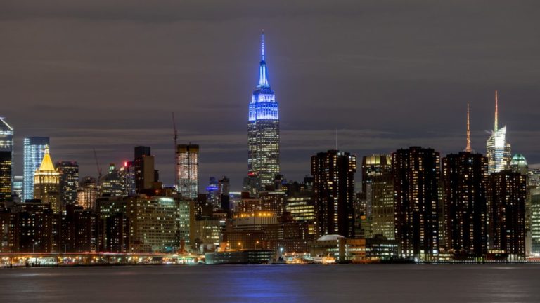 El Empire State se ilumina de azul en honor a John Lennon