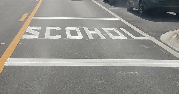 Cruce peatonal en la ciudad de Doral que fue escrito con errores ortográficos se hizo viral
