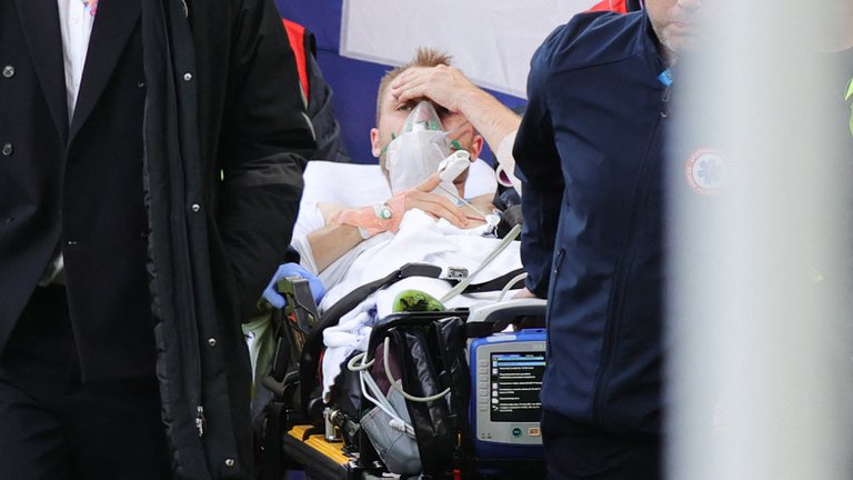 Parte médico de Christian Eriksen tras su desmayo en pleno partido de la Eurocopa
