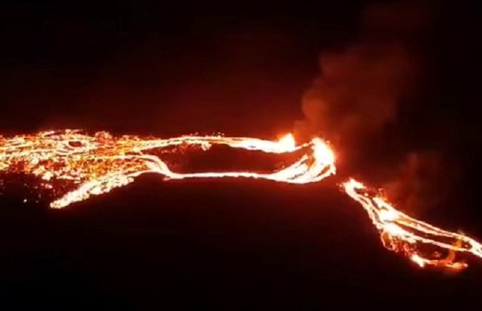 Volcán en Islandia hace erupción después de 800 años