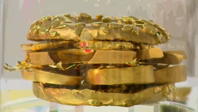 Escultura de tostada de bagel de oro de 18 quilates causa impresión en el Art Miami