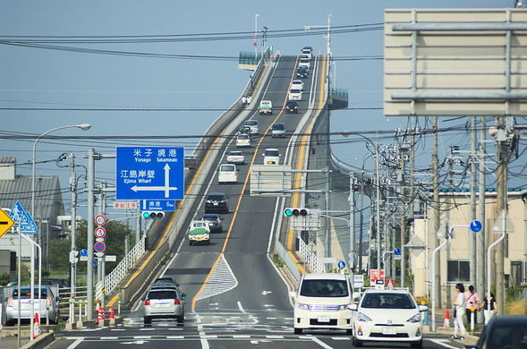 Conductores en Japón se aterran al transitar por un puente que luce como una montaña rusa (video)