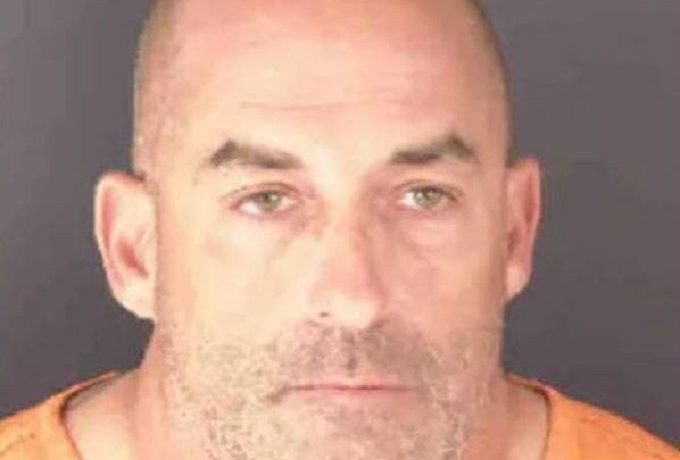 Estafador atrapado mientras adquiría un Mercedes Benz en Florida