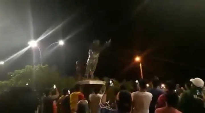 Estatua de Hugo Chávez fue derrumbada por manifestantes en Bolivia (Video)