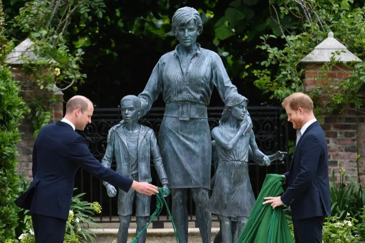 ¿Reconciliación? Guillermo y Harry inauguran estatua en honor a la princesa Diana