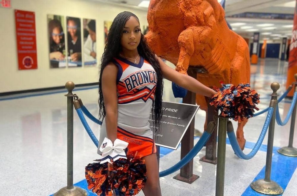 Homestead homenajea a estudiante de 15 años por histórico logro académico