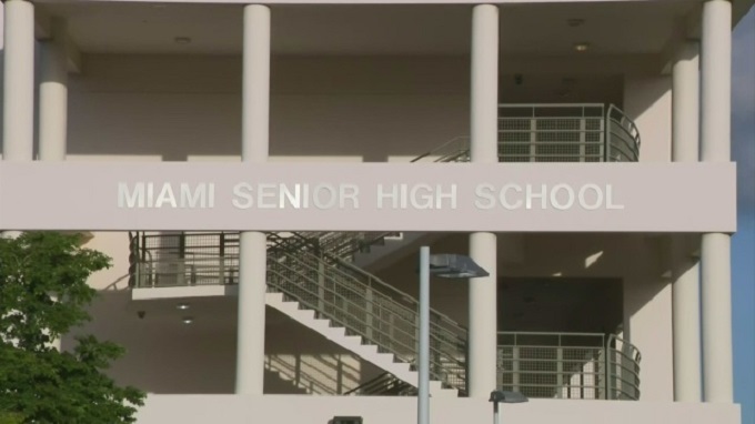 Estudiante arrestado tras varias amenazas a varias escuelas de Miami-Dade