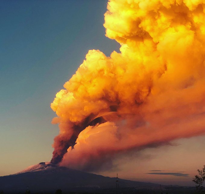 El volcán Etna arrojó humo y cenizas en una nueva y espectacular erupción