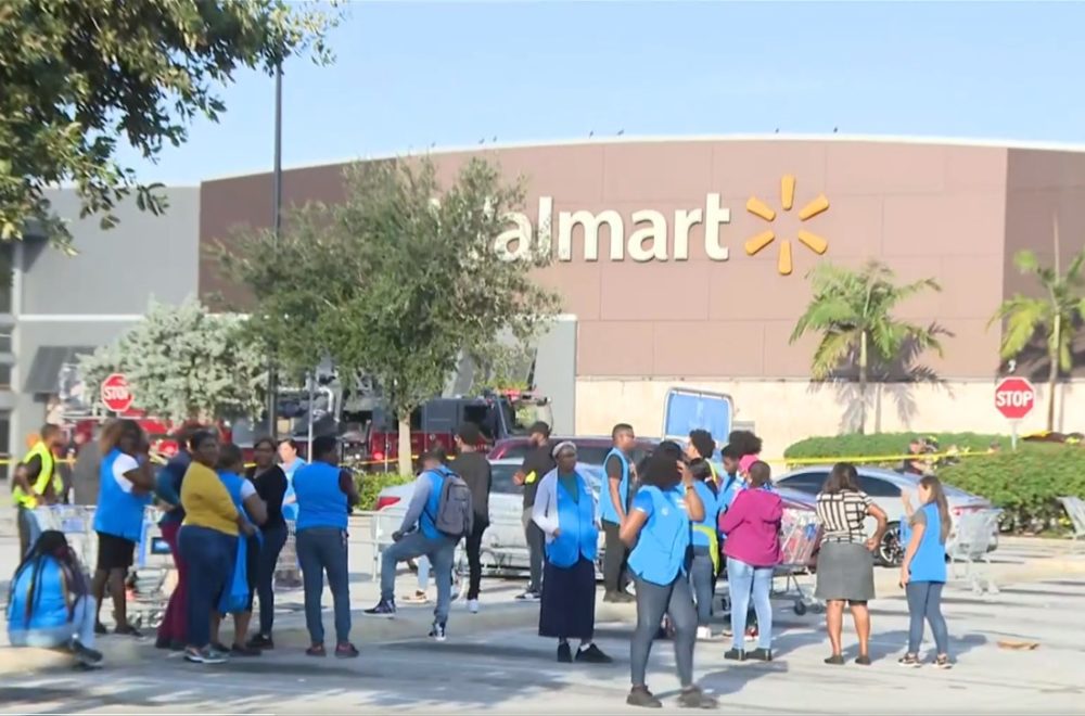 Se desata incendio en Walmart de Hollywood: Bomberos apuntan a que fue intencional