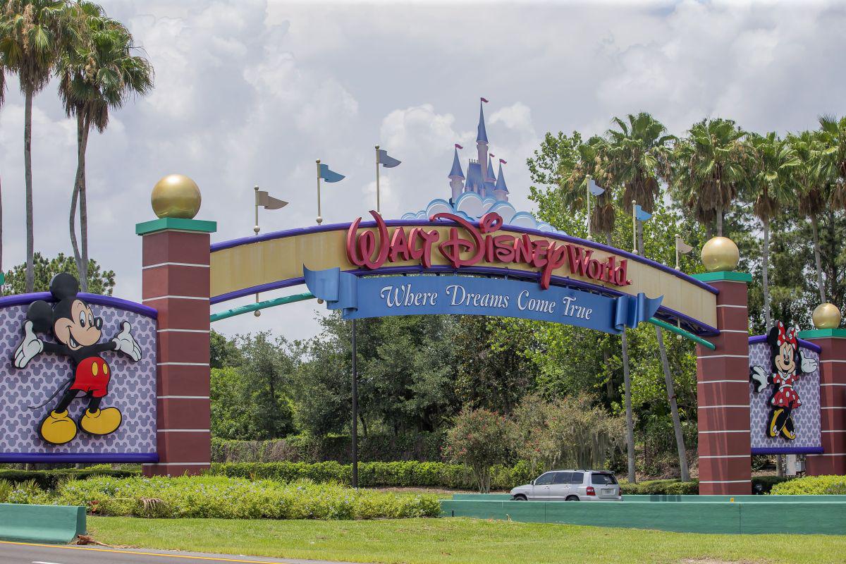Cuatro empleados de Disney están arrestados por trata de personas