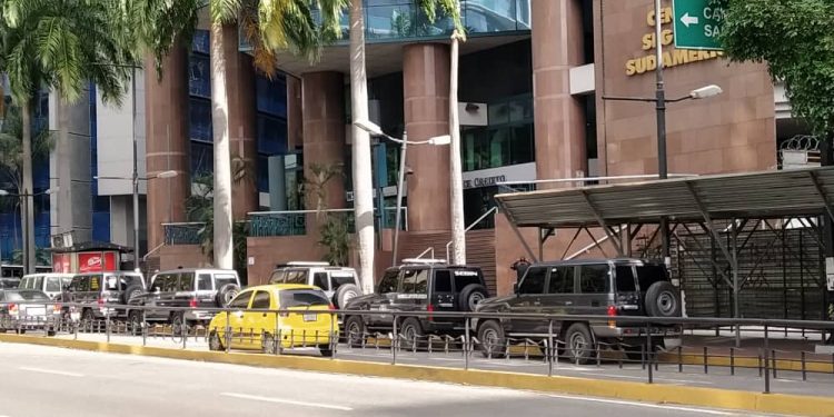 Funcionarios del régimen venezolano intentan allanar despacho de Guaidó en Caracas