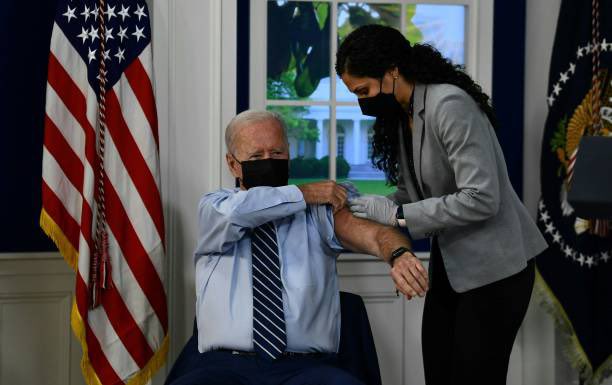 Joe Biden recibió tercera dosis de la vacuna contra el covid-19