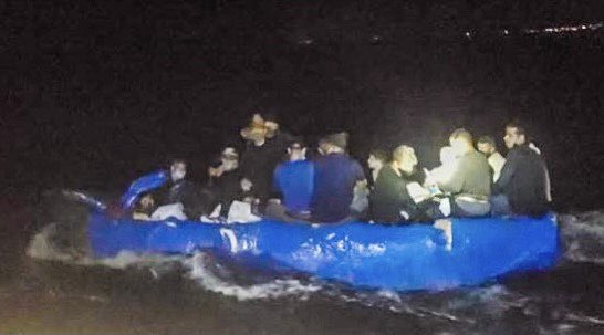 Detienen a 16 migrantes cubanos que llegaron a los Cayos de Florida en una balsa casera
