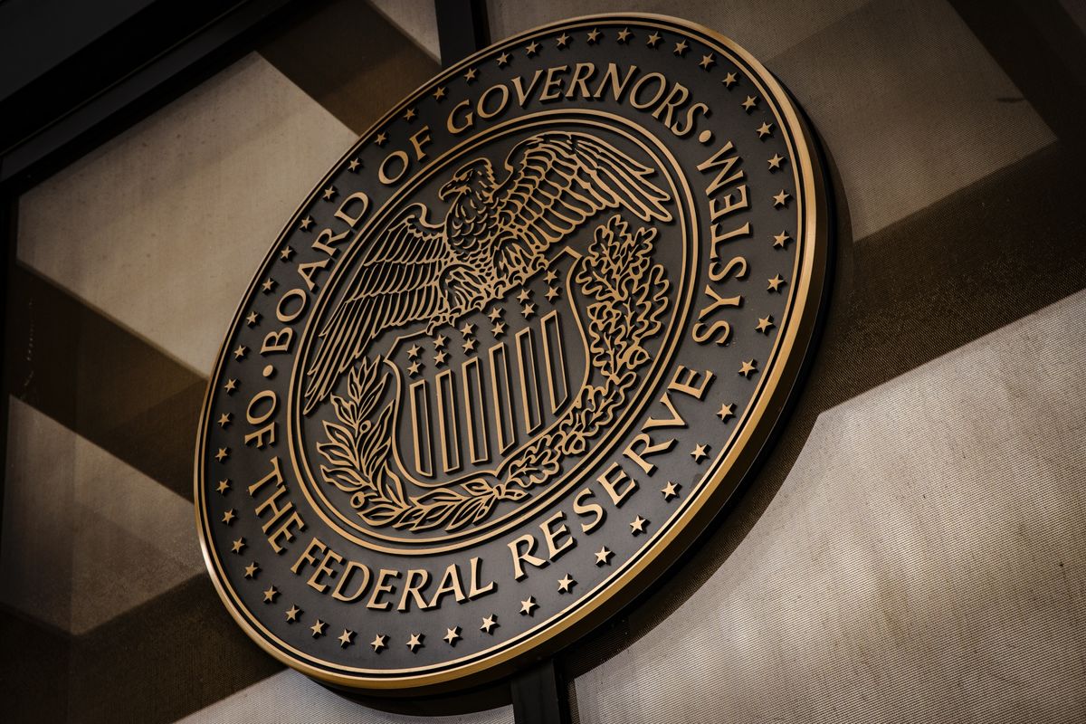 Fed prepara aumentos en las tasas para combatir la inflación
