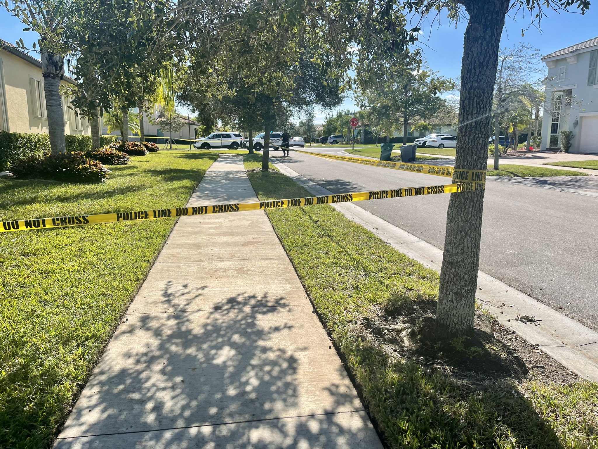Encuentran a una mujer asesinada a balazos dentro de su casa en Florida