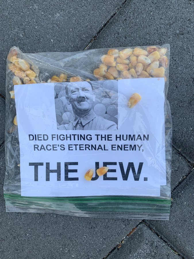 Volantes antisemitas con Hitler encontrados en Boca Raton