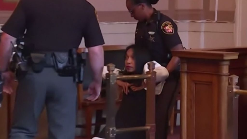 Exjueza es sacada arrastrada de una corte en Ohio tras ser condenada a 6 meses de prisión (VIDEO)
