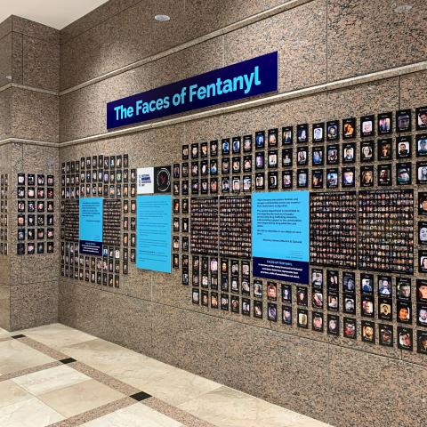 “Rostros de fentanilo” es la exhibición de la DEA para conmemorar las vidas perdidas