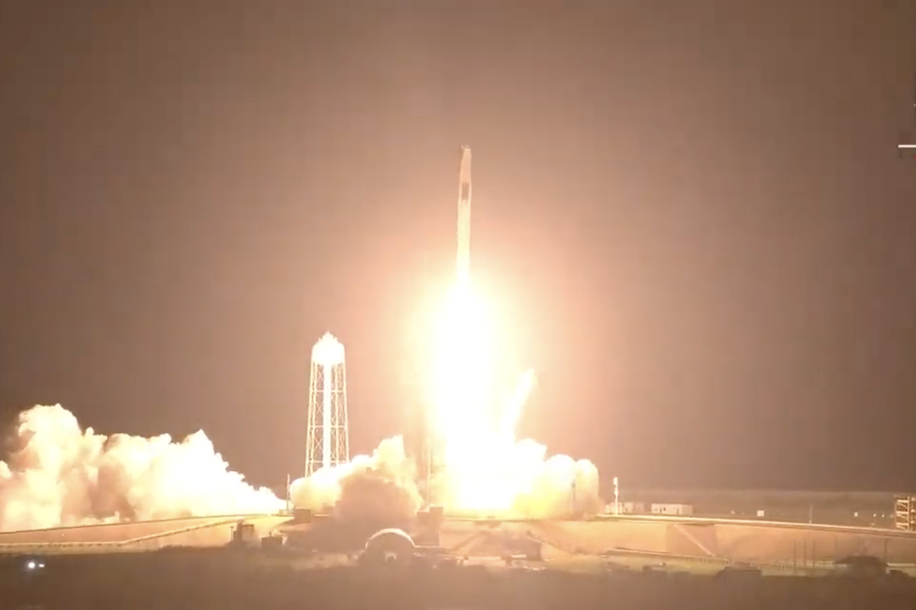 Space X lanza su tercera misión tripulada en el cohete Falcon 9